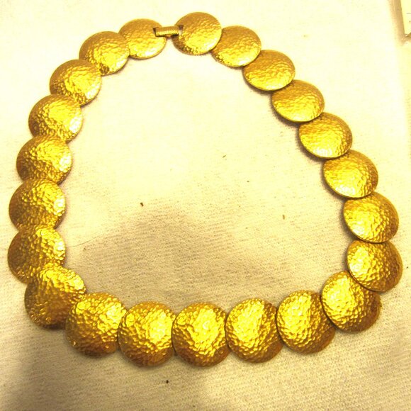 VTG 70'S GOLD TONE HAMMERED DISC CHOKER NECKLACE - Picture 1 of 5